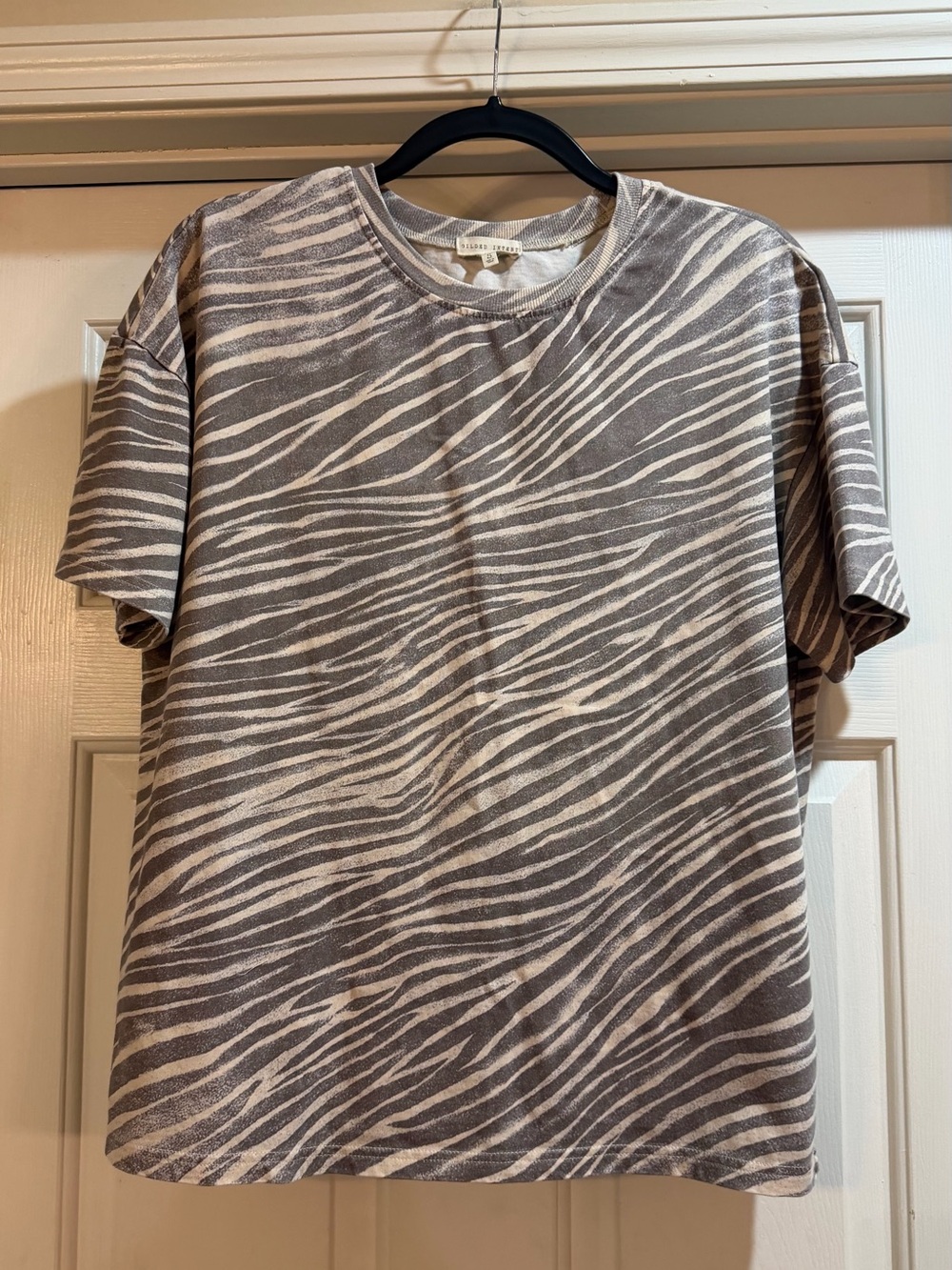 Gilded Intent Gray and White Zebra-Print Tee Size Small